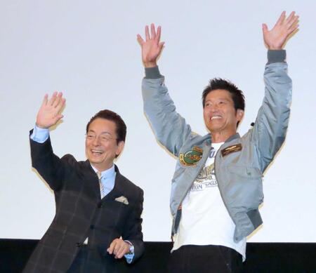 　舞台あいさつに出席した水谷豊（左）と寺脇康文