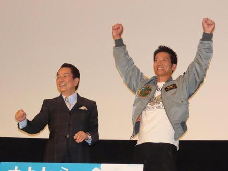 　舞台あいさつに出席した（左から）水谷豊、寺脇康文