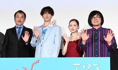 　手を振る（左から）吉田鋼太郎、渡辺翔太、畑芽育、松原タニシ