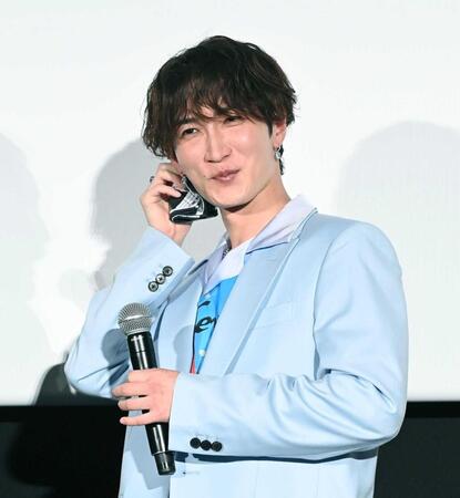 　噴き出る汗をハンカチでぬぐう渡辺翔太（撮影・園田高夫）