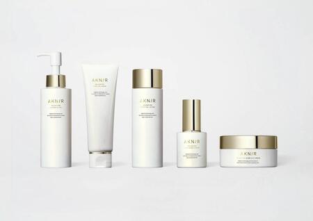 　新発売した「ＡＫＮＩＲ」のスキンケアライン