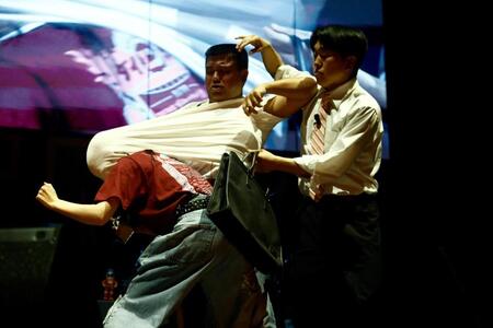 　ジェラードンのコント「満員電車」に参加し体を張るセントチヒロ・チッチ（左）　©ＤＡＩＥＮＫＡＩ　２０２５