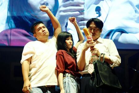 　ジェラードンのコント「満員電車」に参加し体を張るセントチヒロ・チッチ（中央）　©ＤＡＩＥＮＫＡＩ　２０２５