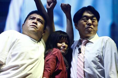 　ジェラードンのコント「満員電車」に参加し体を張るセントチヒロ・チッチ（中央）　©ＤＡＩＥＮＫＡＩ　２０２５