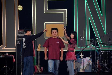 　ジェラードンの「角刈り通り抜け」に参加したセントチヒロ・チッチ（右）　©ＤＡＩＥＮＫＡＩ　２０２５