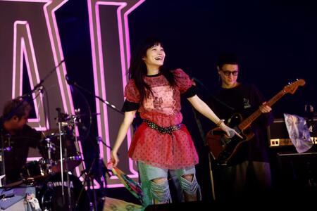 　ライブパフォーマンスでも盛り上げたセントチヒロ・チッチ（中央）　©ＤＡＩＥＮＫＡＩ　２０２５