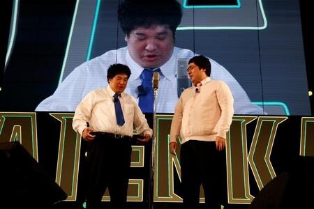 マヂカルラブリーの漫才に参加した岡崎体育（左）　©ＤＡＩＥＮＫＡＩ　２０２５