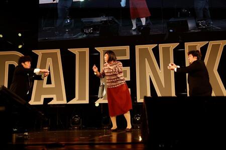 ビスケットブラザーズのコントに参加した岡崎体育（右）　©ＤＡＩＥＮＫＡＩ　２０２５