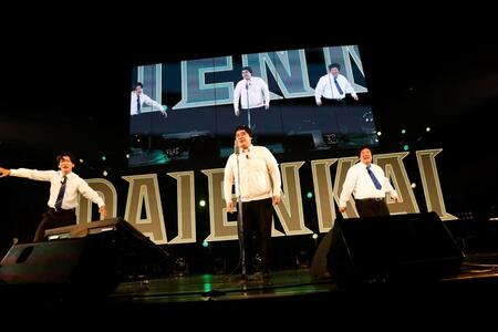 　マヂカルラブリーの漫才に参加した岡崎体育（右）　©ＤＡＩＥＮＫＡＩ　２０２５