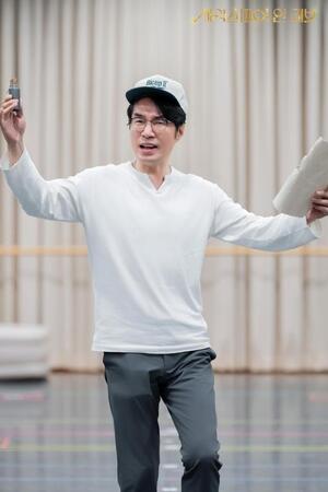 　韓国・舞台制作会社ＳＨＯＷＮＯＴＥの公式Ｘ＠ｓｈｏｗｎｏｔｅより　舞台「恋におちたシェイクスピア」ソン・ヨンギュの稽古写真