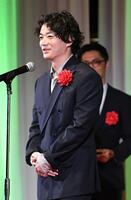 　特別賞を受賞し、あいさつする染谷将太（撮影・佐藤厚）