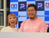 　出席した松井ケムリ（右）