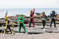 　映画「仮面ライダーガヴ＆ナンバーワン戦隊ゴジュウジャー　Ｗヒーロー夏映画２０２５」の一コマ