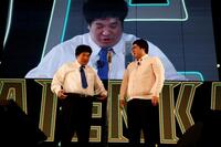 マヂカルラブリーの漫才に参加した岡崎体育（左）　©ＤＡＩＥＮＫＡＩ　２０２５