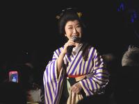 　和装姿で会場を巡った伍代夏子