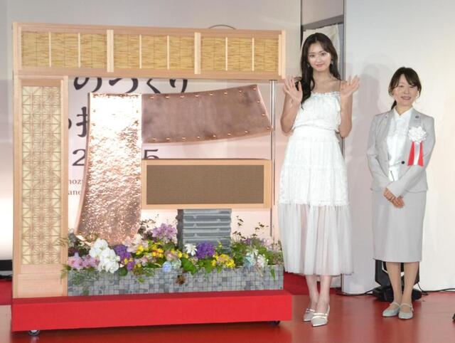 ゆうちゃみ スタイル際立つ白ワンピ姿 「匠の技の祭典」で「地元の友達