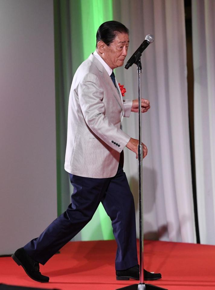 　表彰に向かう関口宏（撮影・佐藤厚）