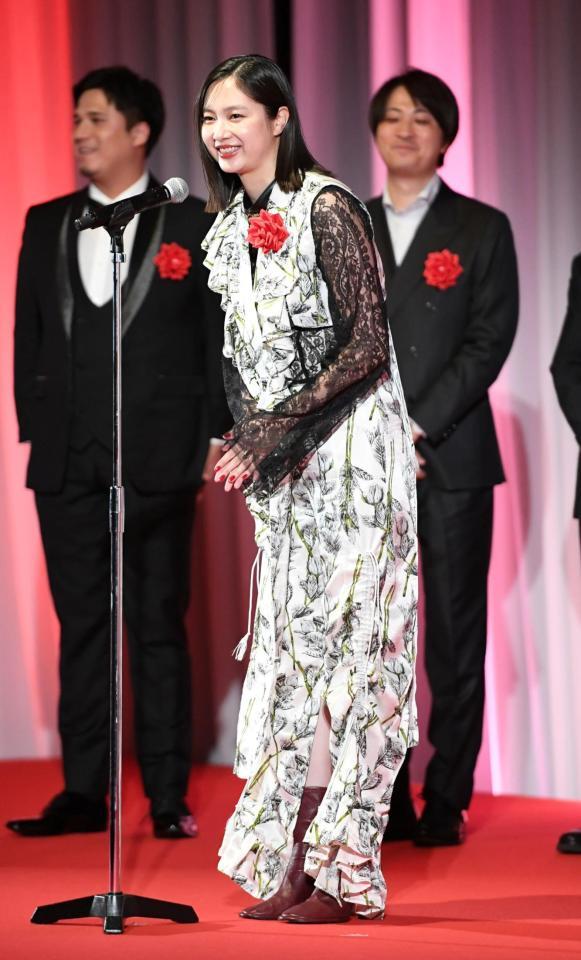 　ドラマ部門最優秀賞を受賞しあいさつする新川優愛（撮影・佐藤厚）