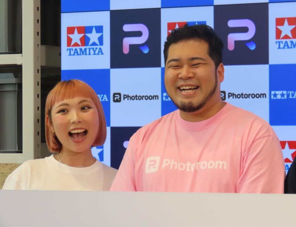 　出席した松井ケムリ（右）