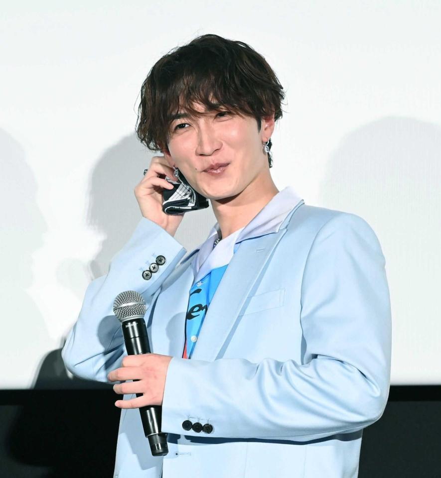 　噴き出る汗をハンカチでぬぐう渡辺翔太（撮影・園田高夫）