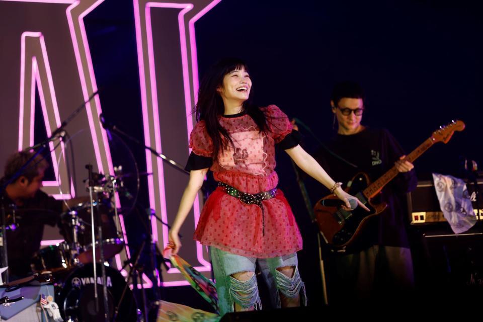 　ライブパフォーマンスでも盛り上げたセントチヒロ・チッチ（中央）　©ＤＡＩＥＮＫＡＩ　２０２５