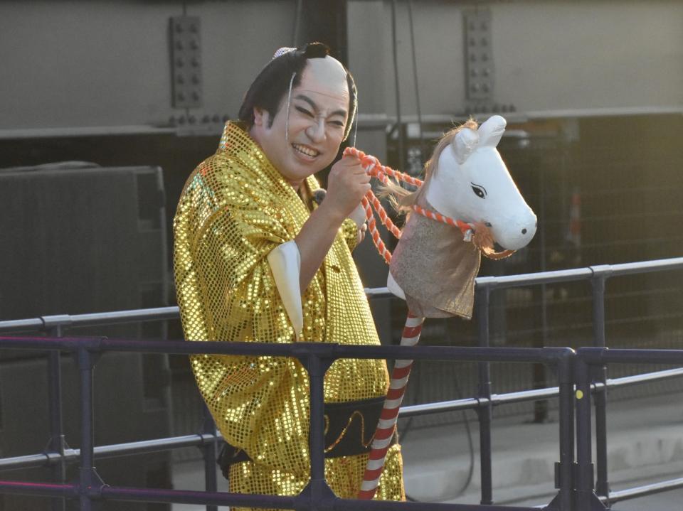 　会場に現れたニセ松平健