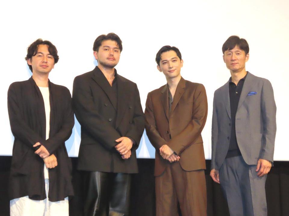 　映画「国宝」の特大ヒット記念舞台あいさつに登壇した（左から）原摩利彦、Ｋｉｎｇ　Ｇｎｕ・井口理、吉沢亮、李相日監督