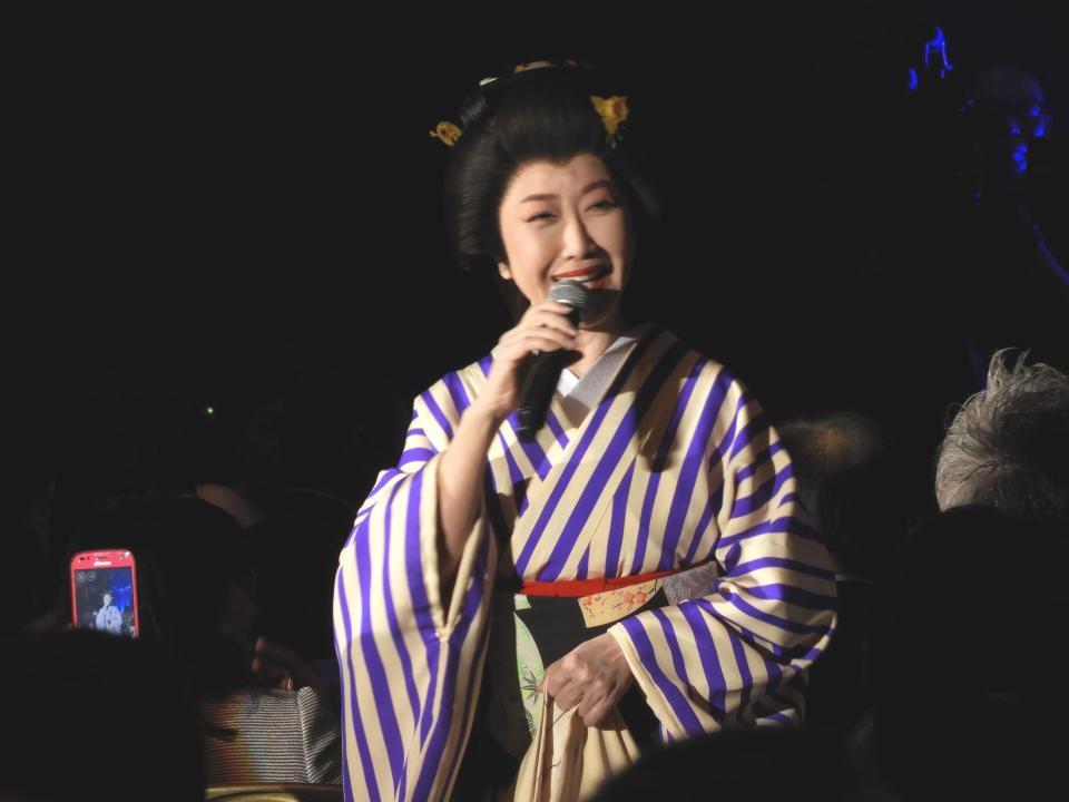 　和装姿で会場を巡った伍代夏子