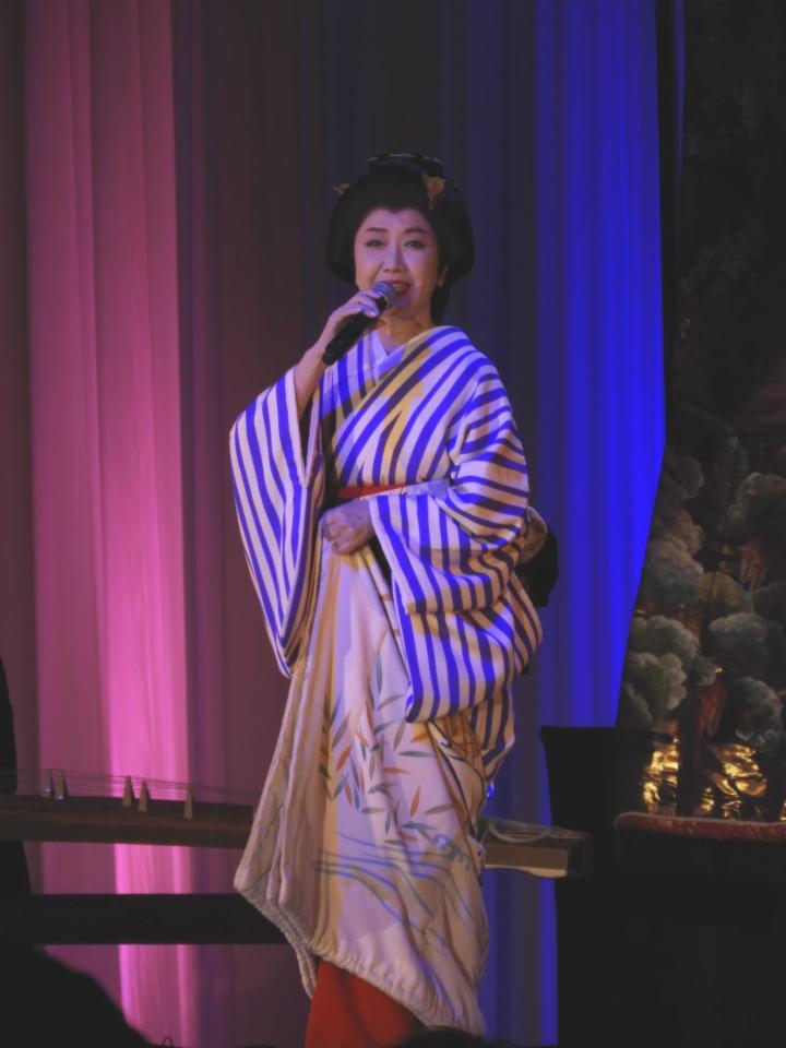 　和装姿で熱唱を見せた伍代夏子