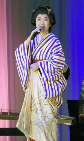 　和装姿で熱唱する伍代夏子
