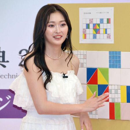 　タイル貼りの体験を行ったゆうちゃみ