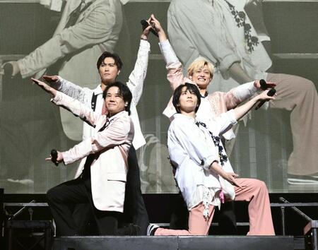 　パフォーマンスするＡ．Ｂ．Ｃ－Ｚの（前列左から）五関晃一、戸塚祥太（後列同）橋本良亮、塚田僚一