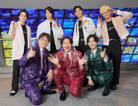 　（後列左から）Ａ．Ｂ．Ｃ－Ｚの五関晃一、戸塚祥太、橋本良亮、塚田僚一と（前列左から）純烈の酒井一圭、白川裕二郎、後上翔太＝２４日