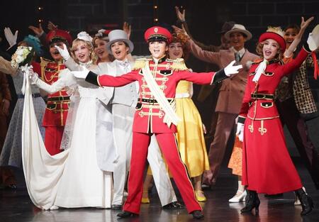 　『ＧＵＹＳ　ＡＮＤ　ＤＯＬＬＳ』でスカイを演じる鳳月杏（中央）＝撮影・高部洋祐