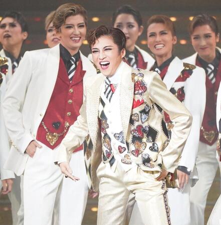 　仲間とともにステージで笑顔を見せる鳳月杏（中央）＝撮影・高部洋祐