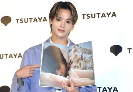 　１ｓｔ写真集「夢幻」の取材会に登場し、お気に入りカットを紹介する坪倉康晴