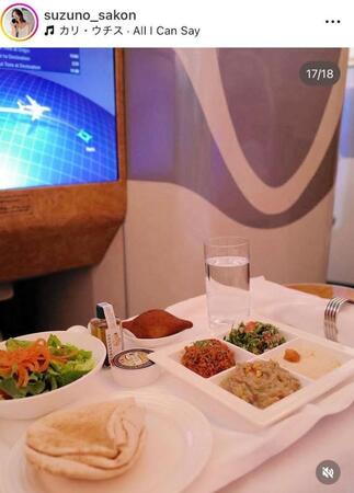 エミレーツのビジネスクラス機内で。左近鈴乃のインスタグラム＠ｓｕｚｕｎｏ＿ｓａｋｏｎ（７月９日付）より