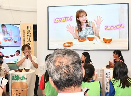 　妻・辻希美が映像でサプライズ登場し、驚く杉浦太陽（左）＝撮影・高部洋祐