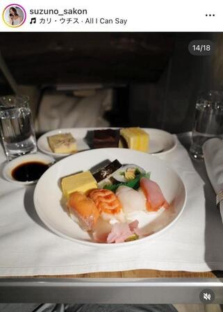エミレーツのビジネスクラス機内で。左近鈴乃のインスタグラム＠ｓｕｚｕｎｏ＿ｓａｋｏｎ（７月９日付）より