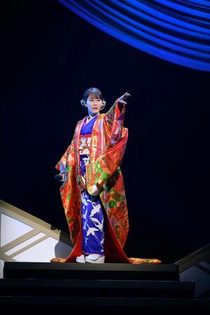 　着物姿で華麗にステージで魅せた丘みどり