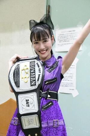 　ベルトを手に笑顔の高城れに