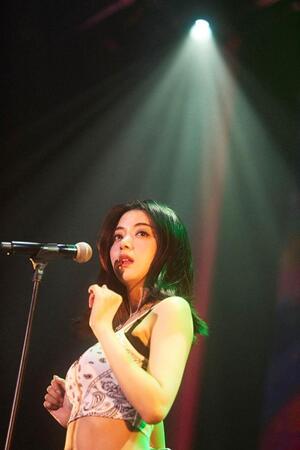 　ステージで熱唱を繰り広げたＥＬＡＩＺＡ