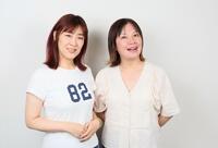 　笑顔を見せる花＊花のおのまきこ（左）とこじまいづみ（撮影・石井剣太郎）