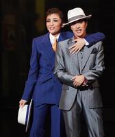 　風間柚乃（右）とのコンビで魅了する鳳月杏（中央）＝撮影・高部洋祐