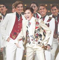 　仲間とともにステージで笑顔を見せる鳳月杏（中央）＝撮影・高部洋祐