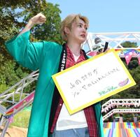 　筋肉を強調して大喜利に回答する超特急のユーキ（撮影・西岡正）