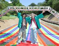 　「マジカルウェーブ」のオープニングイベントに登場した超特急のリョウガ（左）とユーキ（撮影・西岡正）