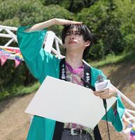 　まわりを見渡して大喜利の答えを思い浮かべる超特急のリョウガ（撮影・西岡正）