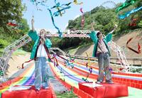 　色とりどりのテープが舞う中、声を上げる超特急のユーキ（左）とリョウガ（撮影・西岡正）