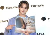 　１ｓｔ写真集「夢幻」の取材会に登場し、お気に入りカットを紹介する坪倉康晴